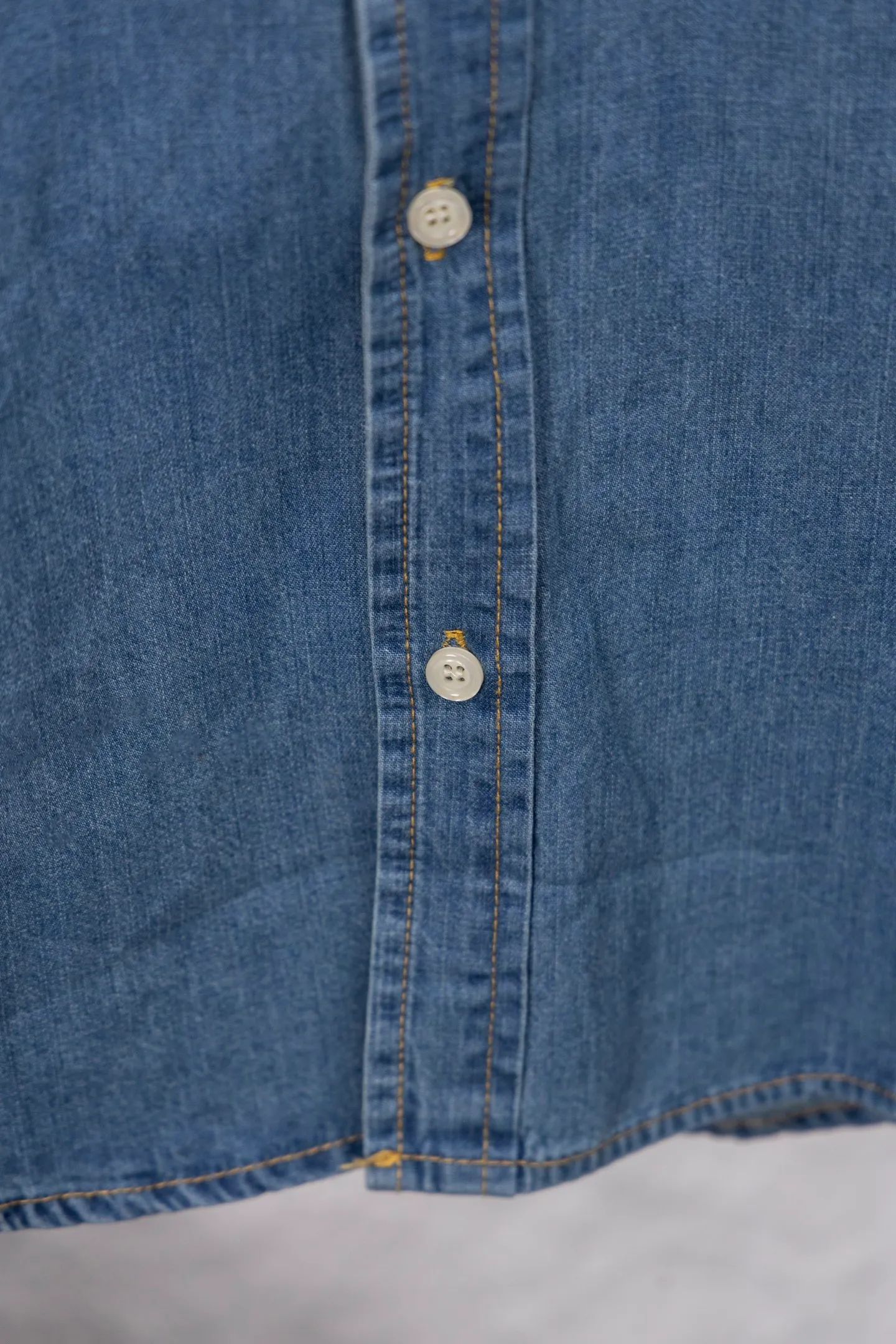 P220 model number/F150 Rah Lauren colorful small logo embroidered denim shirt. Same style for men and women. Complete with three labels. Full set of packaging. Official website details are consistent. Made of denim fabric. The denim fabric has been treated with a special process, and the texture is soft but not stiff. Ready-made clothes are washed. Skin-friendly and comfortable. Classic and invincible. Suitable for business and leisure. Collar buttons. Different currencies. All fabric accessories are original and the details are very good. Color: denim blue Size: S M L XL